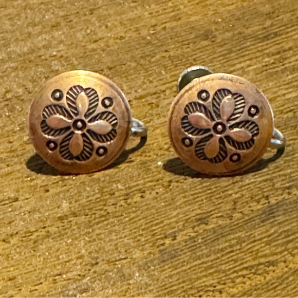 Vintage copper sand dollar small circular screw back earrings - Picture 1 of 7